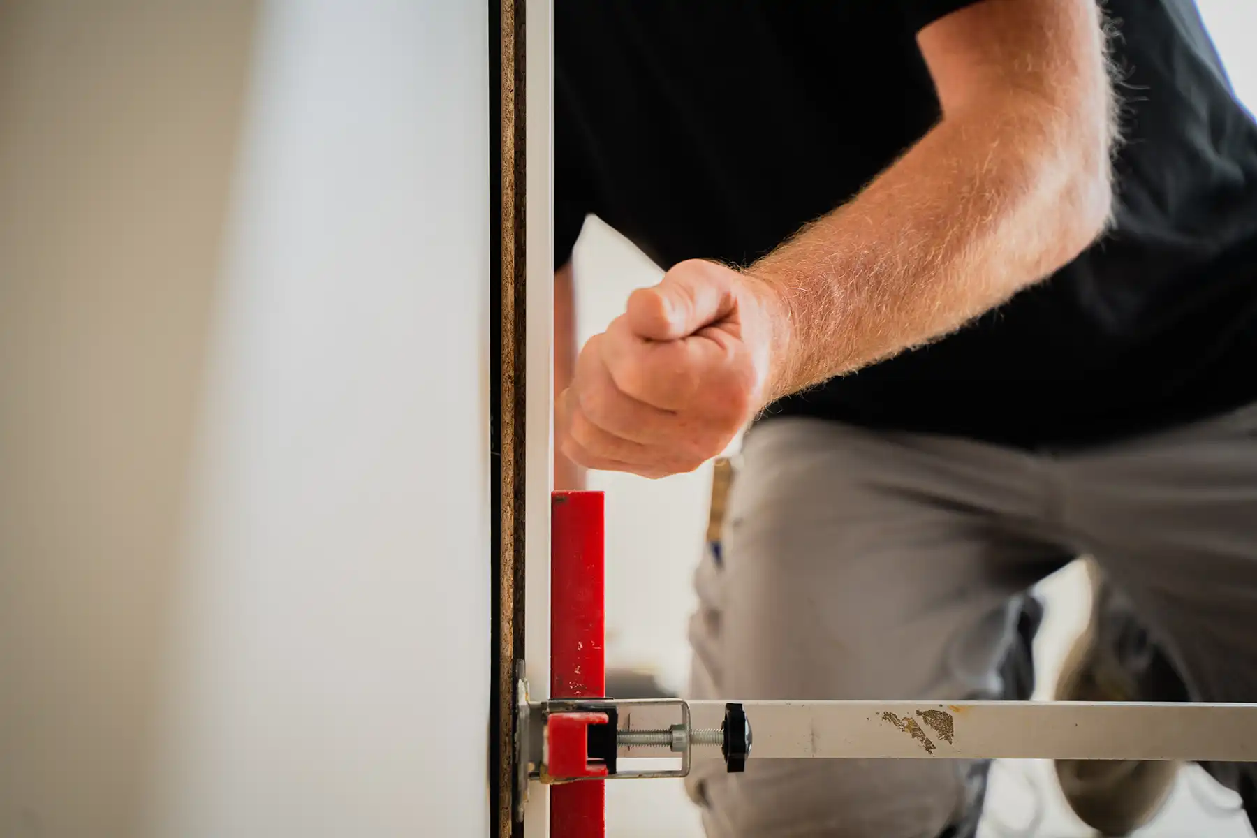 Türzarge wird fachmännisch gesetzt