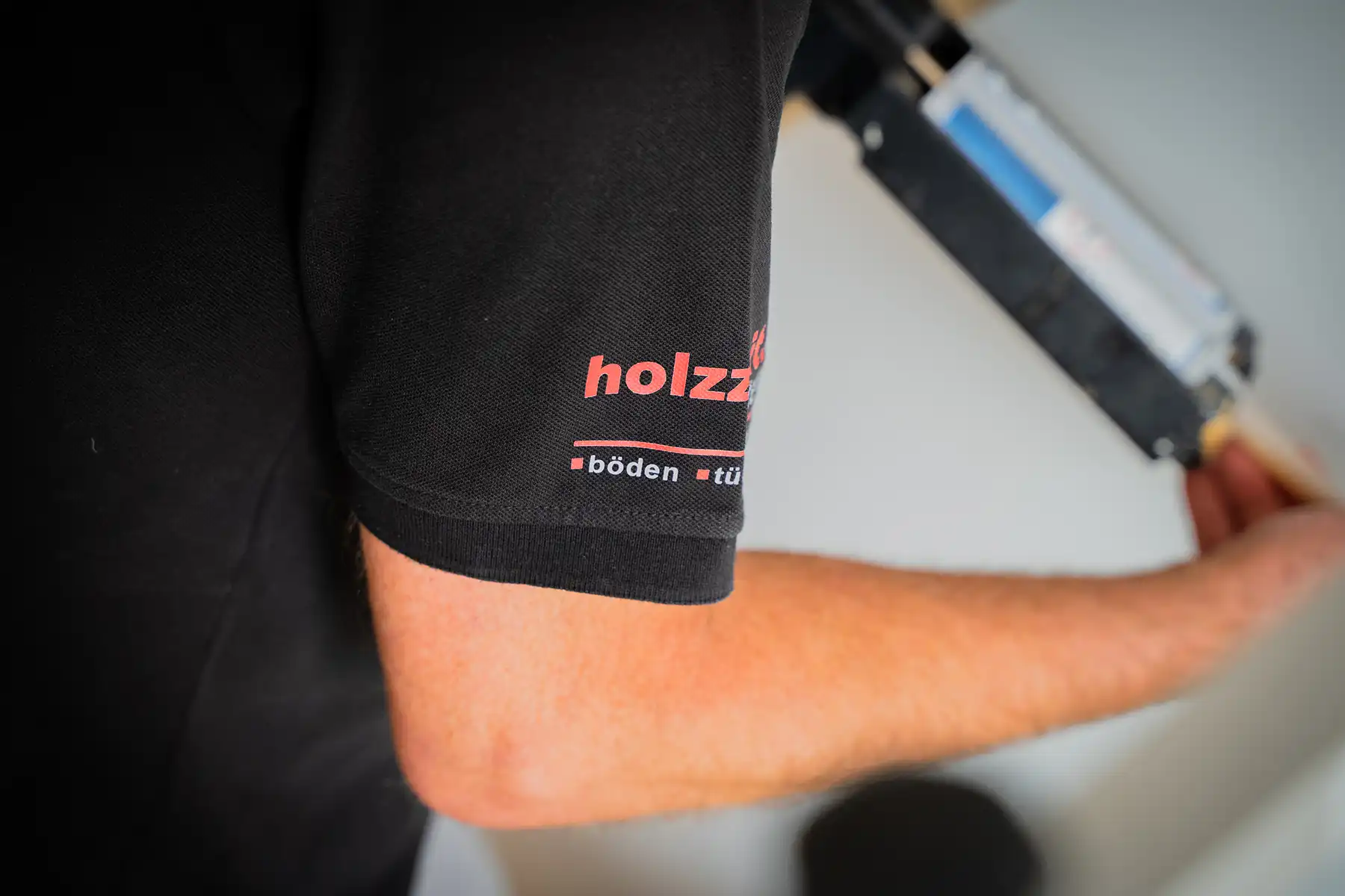 Türzarge wird ausgeschäumt