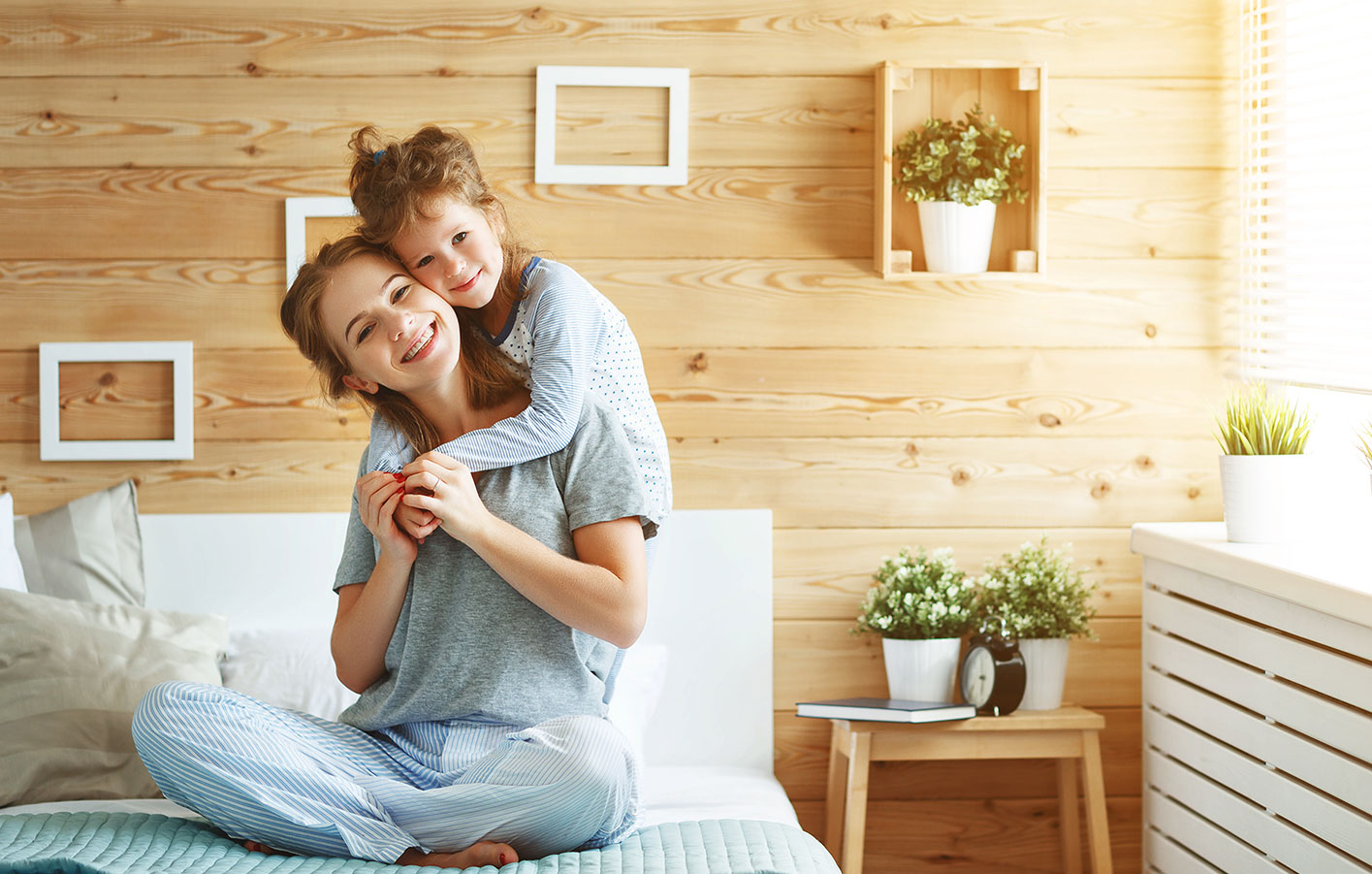 Mutter mit Kind vor Holz-Paneel-Wand