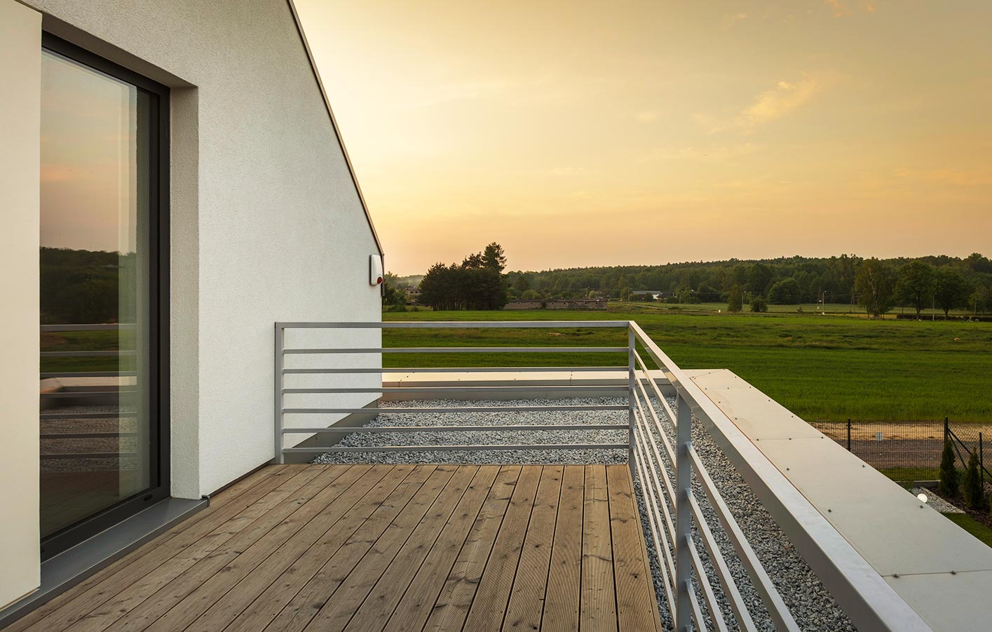 moderner Balkon mit Holzterrassendielen