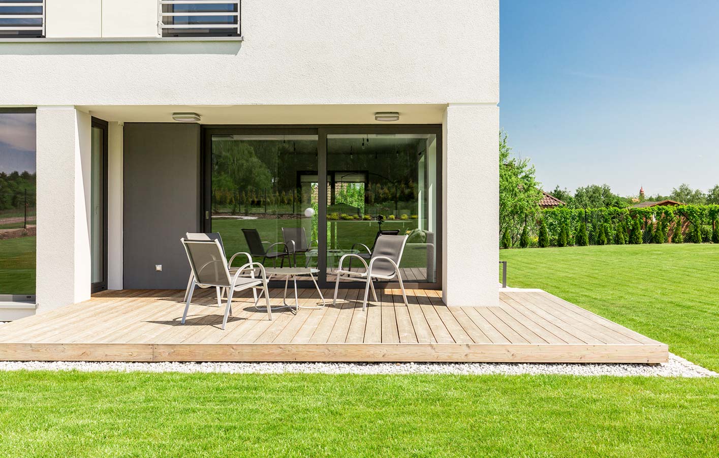  moderner Garten mit Holzterrasse