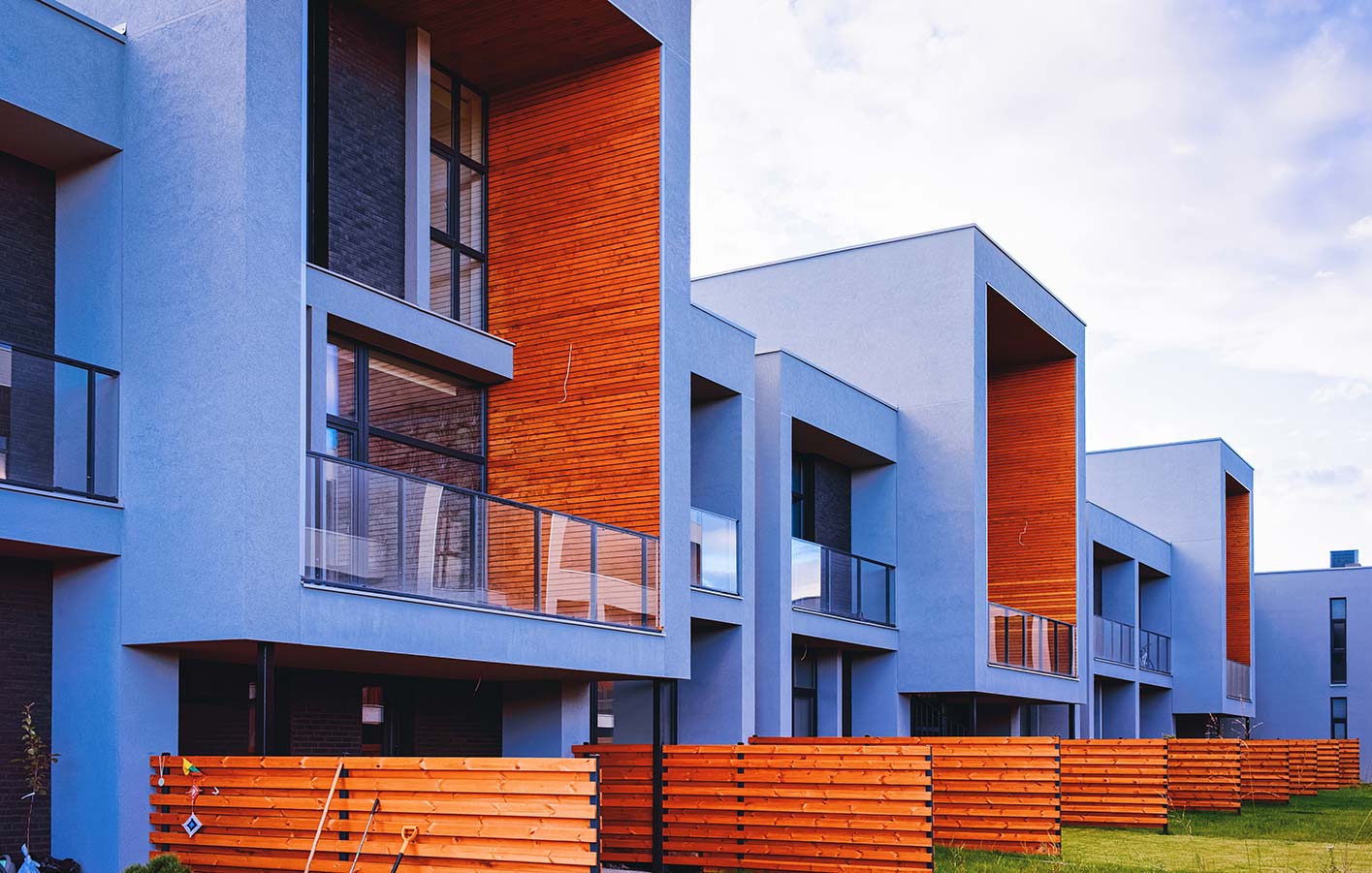 Moderne Häuser mit Sichtschutzelementen aus Holz